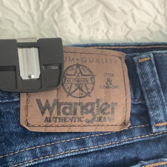 Wrangler Men's Deep Indigo Relaxed Jeans - Picture 4 of 10